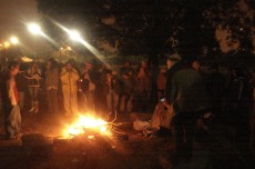 Participantes do Inti Raymi se reúnem em volta da fogueria.